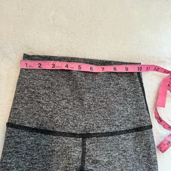 Lululemon Wunder Under Hi-Rise 7/8 Tight *25"
Heathered Black size 2 - Picture 10 of 13